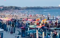 Bãi biển Vũng Tàu đông nghẹt du khách tắm biển ngày thứ hai kỳ nghỉ lễ