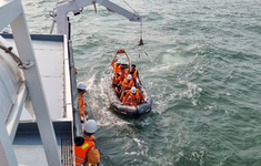 Cứu hộ 10 thuyền viên gặp nạn tại vùng biển cửa Ba Lạt, Nam Định