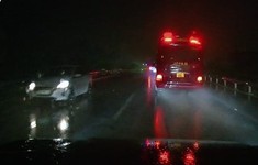 Ô tô đi ngược chiều trên cao tốc Hà Nội - Lào Cai trong đêm tối
