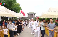Hàng nghìn người vào Lăng viếng Chủ tịch Hồ Chí Minh