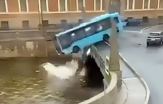 Xe bus rơi xuống sông tại Nga, ít nhất 3 người thiệt mạng