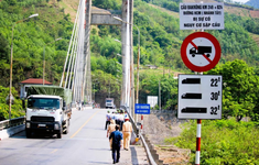 Kiểm soát chặt xe tải trọng nặng qua cầu Đắkrông