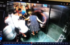 Em bé ở Hà Nội bị kẹp tay vào cửa thang máy chung cư