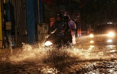 Hà Nội mưa lớn dồn dập gây ngập nhiều tuyến phố