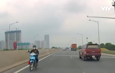 Xe máy phóng nhanh ngược chiều trên cao tốc Hà Nội - Hải Phòng