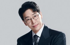 Diễn viên ‘Penthouse’ Uhm Ki Joon viết thư tay thông báo chuẩn bị kết hôn ở tuổi 48