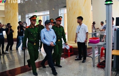 Cựu Bộ trưởng Nguyễn Thanh Long, TGĐ Việt Á Phan Quốc Việt được dẫn giải đến tòa phúc thẩm