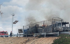 Xe tải bốc cháy trên cao tốc Cam Lâm - Vĩnh Hảo