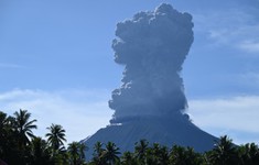 Núi lửa Ibu của Indonesia lại phun trào, phun ra tháp tro bụi khổng lồ