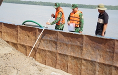 Tiền Giang: Bắt giữ 2 tàu vận chuyển cát không hóa đơn trên sông Soài Rạp