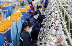 Kinh tế Trung Quốc tháng 4: Sản xuất tăng tốc, tiêu dùng chậm lại