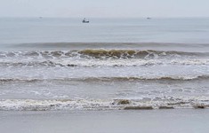 Hà Tĩnh: Nỗ lực tìm kiếm hai trẻ mất tích khi tắm biển