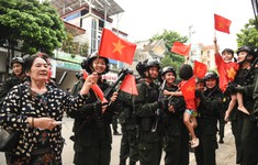 Người dân Điện Biên tiếp đồ ăn, nước uống, hát cùng chiến sĩ luyện tập diễu binh, diễu hành