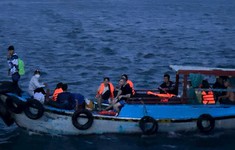 Bình Thuận: Phát hiện 2 tàu cá chở khách tham quan trái phép đảo Hòn Hải