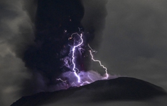 Núi lửa Ibu phun trào ở Indonesia khiến cư dân ở 7 ngôi làng phải sơ tán