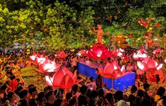 Lễ thả hoa đăng lớn nhất TP Hồ Chí Minh mừng Đại lễ Phật Đản 2024
