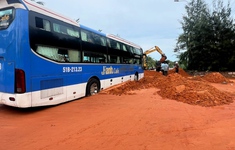 Bình Thuận: Cát vùi lấp đường xá, xe cộ sau mưa lớn