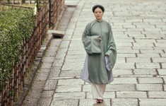 Đinh Hiền Anh mặc áo dài thập niên cũ khoe dáng ở Kyoto