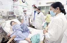Đoàn bác sĩ từ TP Hồ Chí Minh đến hỗ trợ điều trị cho 2 bệnh nhi ngộ độc nặng sau khi ăn bánh mì