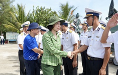 Bộ Y tế thăm và tặng quà quân, dân trên quần đảo Trường Sa và nhà giàn DK1