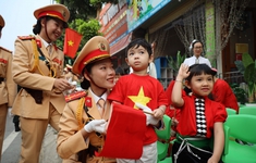 Tình cảm ấm áp của người dân Điện Biên dành cho lực lượng diễu binh, diễu hành