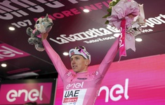 Tadej Pogacar giữ áo hồng sau chặng 3 Giro D'Italia 2024