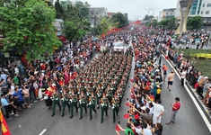 Người dân Điện Biên và du khách đội mưa đến xem Lễ kỷ niệm 70 năm Chiến thắng Điện Biên Phủ