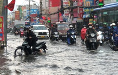 Đường phố phía Nam ngập sâu sau mưa lớn, nhiều xe chết máy