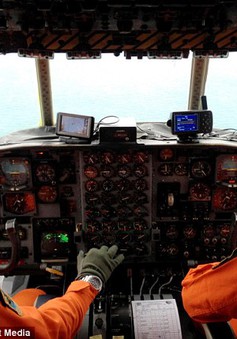 Máy bay AirAsia mất tích: Tìm thấy vật thể lạ ngoài biển nghi của QZ8501