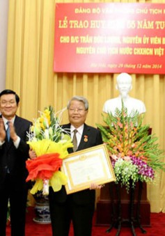 Trao huy hiệu 55 tuổi Đảng cho nguyên Chủ tịch nước Trần Đức Lương