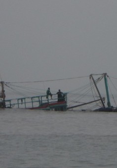 Nghệ An: Tàu cá đâm vào đá ngầm, 10 ngư dân thoát nạn