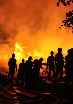 Cháy lớn ở Công ty sách và thiết bị trường học tỉnh Phú Yên