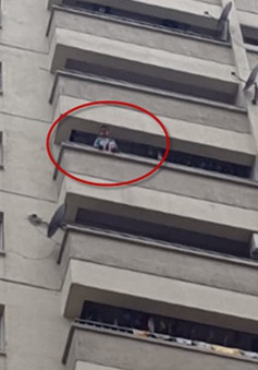 Thót tim cứu bé trai ngồi vắt vẻo ngoài ban công tầng 12