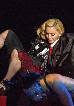 Madonna “vồ ếch” tại BRIT Awards 2015