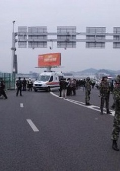 Trung Quốc: Tông xe ở sân bay, 9 người thiệt mạng