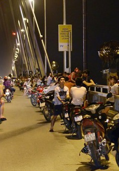 Bất chấp nguy hiểm, người dân đua nhau hóng gió trên cầu Nhật Tân