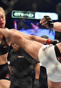 Nữ hoàng UFC Ronda Rousey ngất lịm sau cú đá knock-out của đối thủ