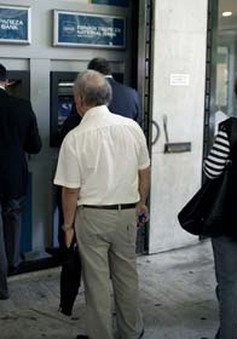 Người dân Hy Lạp rút tiền ồ ạt ra khỏi các ngân hàng
