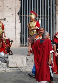 Cấm 'võ sĩ giác đấu' thu tiền chụp ảnh của khách du lịch tại Rome