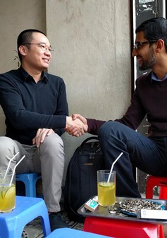 CEO Google ngồi trà chanh vỉa hè ở Hà Nội - Một nét văn hóa rất thú vị!