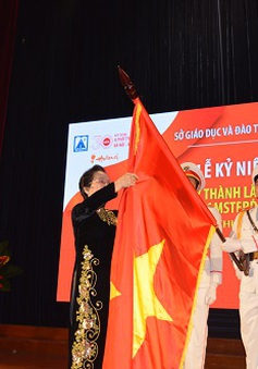 Trường THPT chuyên Hà Nội - Amsterdam đón nhận Huân chương Độc lập hạng Nhì