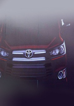 Toyota Innova Crysta mới lần đầu lộ mặt