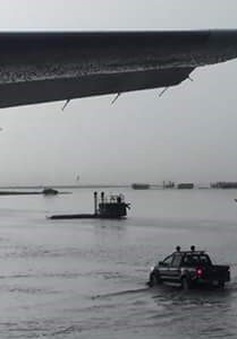 TP.HCM: Sân bay Tân Sơn Nhất thành biển nước sau trận mưa lớn