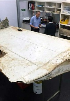 Australia kiểm tra mảnh vỡ nghi của cánh máy bay MH370