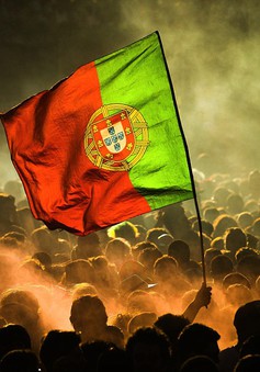 Choáng với màn ăn mừng rực lửa của CĐV Bồ Đào Nha