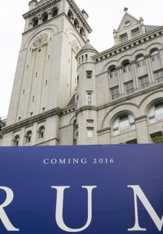 Ứng viên Donald Trump khai trương khách sạn gây tranh cãi