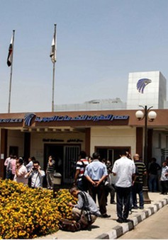 Thân nhân hành khách máy bay Ai Cập mất tích mong ngóng chờ tin