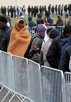Đóng cửa Calais, người tị nạn ngập tràn đường phố Paris