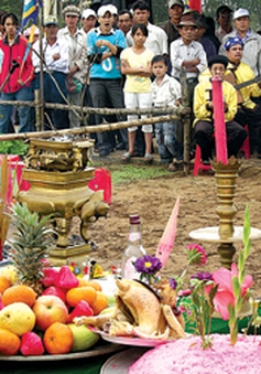Độc đáo lễ hội Cầu Bông ở làng rau Trà Quế