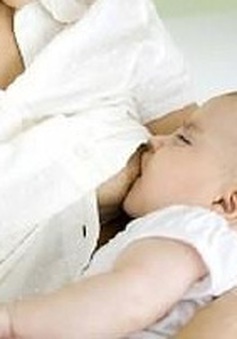 Giúp trẻ bị hở môi, vòm miệng bú mẹ sau sinh